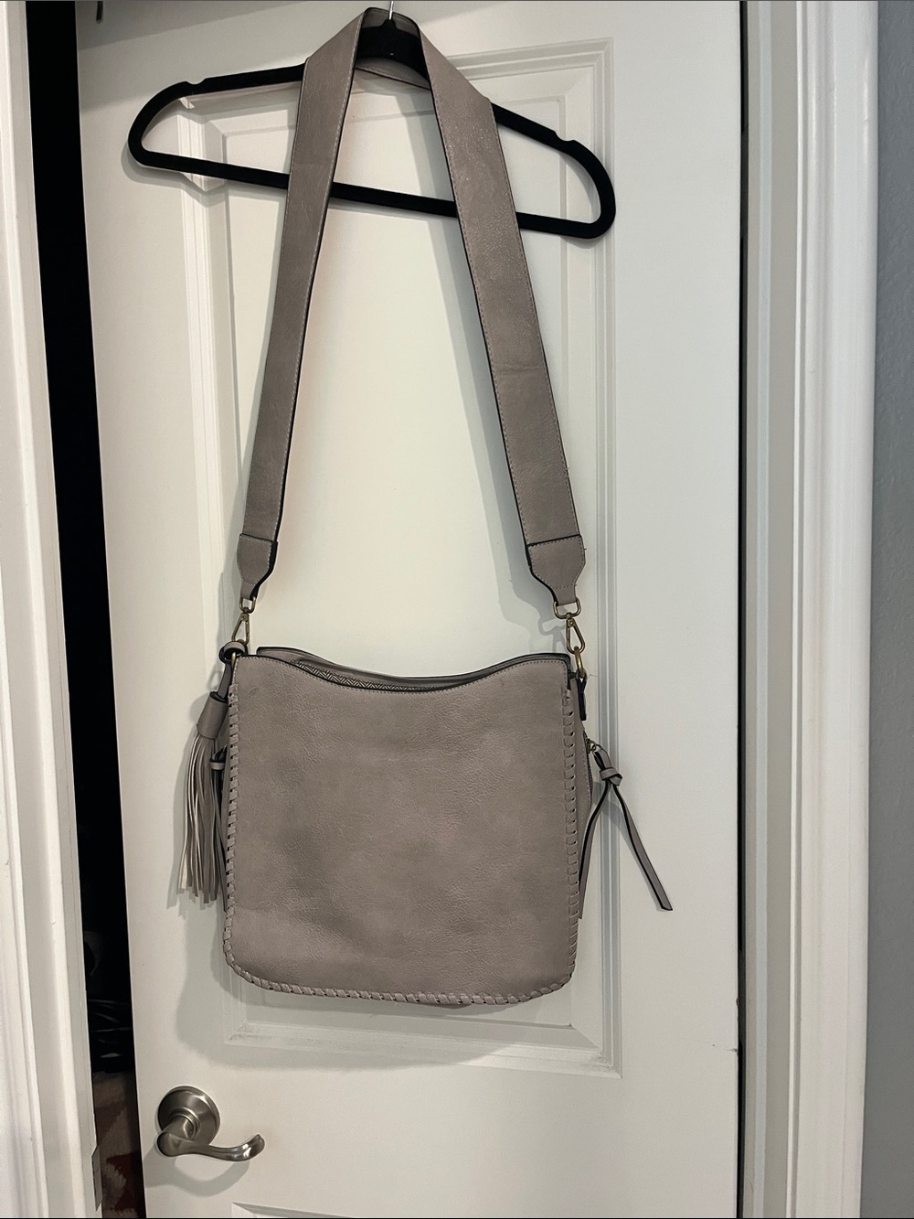 Jen & Co Conceal Carry Wide-Strap Gray Crossbody Bag with Tassel Accent